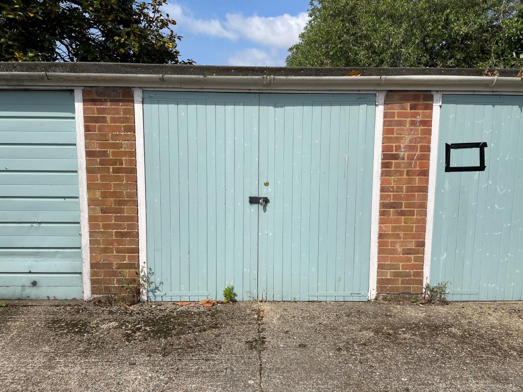 Lot: 8 - FREEHOLD LOCK-UP GARAGE INVESTMENT - Brick garage with double doors